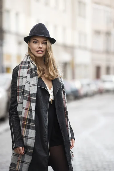 Fashionable shot of urban woman with freckles — Stock Photo, Image