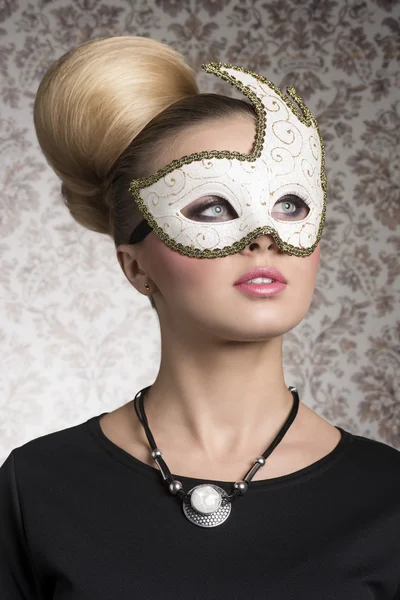 Flicka med inredda mask — Stockfoto