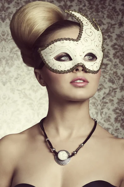 Splendida donna con maschera — Foto Stock