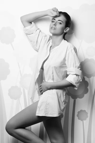 Bw 총 unbuttoned 셔츠 패션 여자 — 스톡 사진