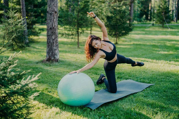 Flexibilní Aktivní Žena Sportovních Šatech Dělá Fitness Cvičení Karematické Podložce — Stock fotografie