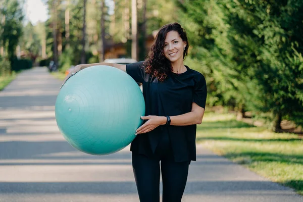 Utomhus Skott Brunett Kvinna Poserar Med Stor Fitball Klädd Sportkläder — Stockfoto