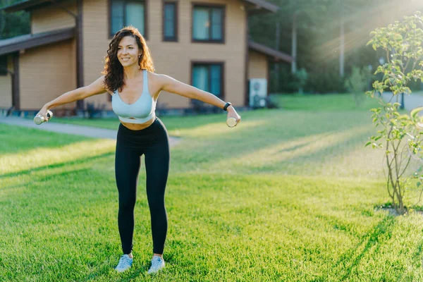 Mulher Morena Motivado Magro Vestido Com Top Cortado Leggings Tem — Fotografia de Stock