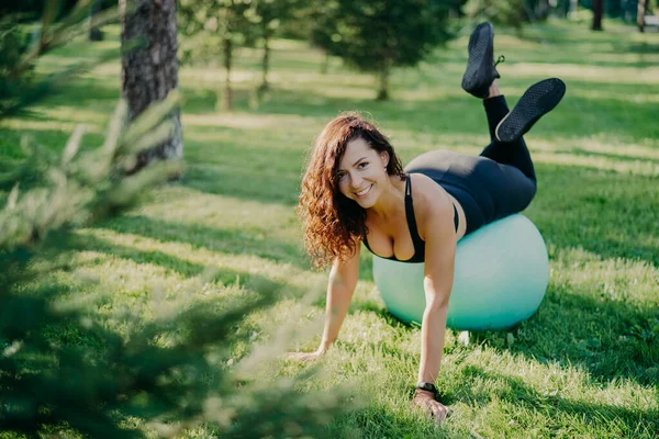 Positiva Leende Brunett Kvinna Övningar Med Fitness Boll Grönt Gräs — Stockfoto