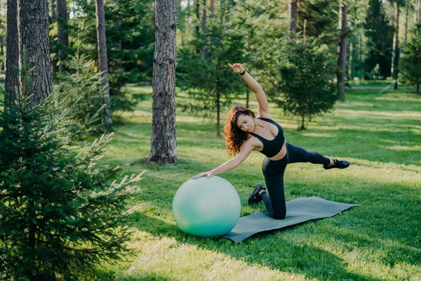 Fitness Sport Zdravý Životní Styl Koncepce Venkovní Záběr Štíhlé Brunetky — Stock fotografie