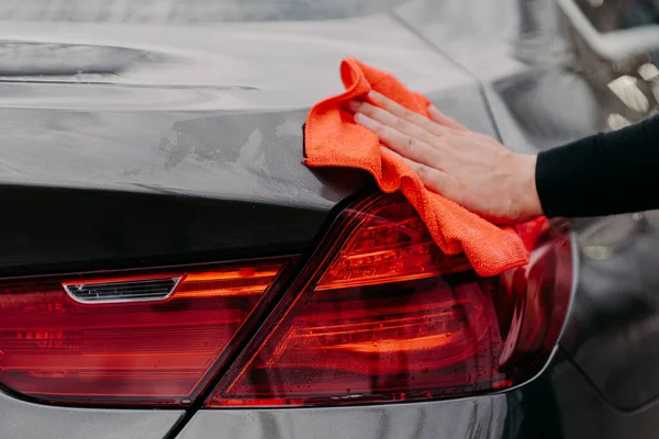 Čištění Autokonceptu Mans Ručně Otírá Kapotu Auta Mikrovláknitou Látkou Nerozpoznatelný — Stock fotografie