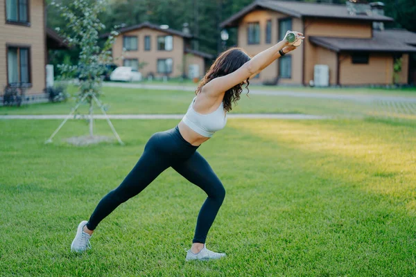 Plan Horizontal Femme Mince Active Fait Des Exercices Étirement Avec — Photo