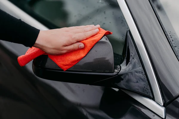 Detaljerad Bild Mans Ägare Hand Torka Sidospegel Svart Bil Med — Stockfoto