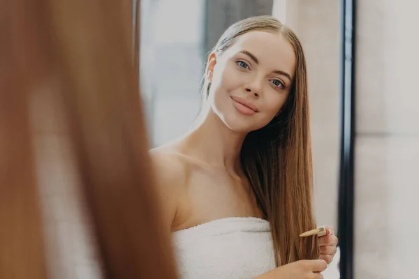 Makyajı Dudakları Dolgun Güzel Bir Kadın Aynada Kendine Bakıyor Uzun — Stok fotoğraf