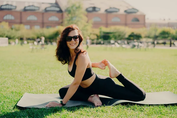 Happy Fit Young Woman Does Stretching Workout Fitness Mat Practices — Stock Photo, Image