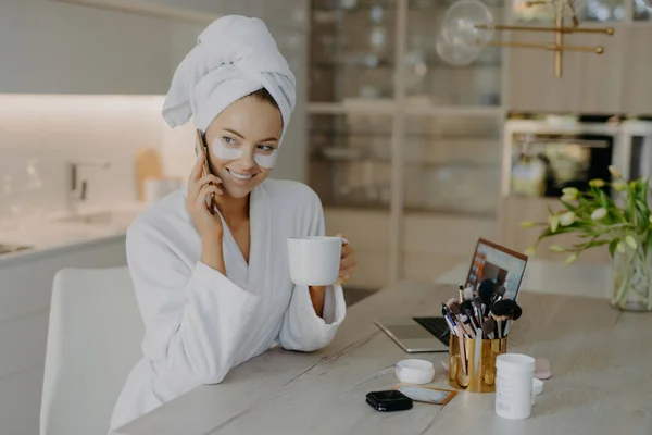 Feliz Mujer Europea Joven Somete Procedimientos Belleza Después Ducha Mañana — Foto de Stock