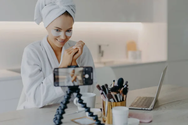 Pleased Beauty Blogger Sits Front Cellphone Camera Shares Experience Skin — Stock Photo, Image