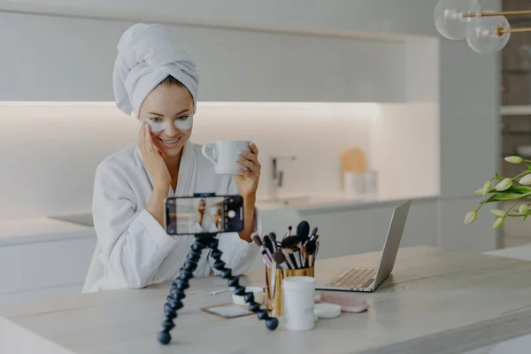 Woman Beauty Blogger Shoots Cosmetic Vlog Looks Camera Smartphone Talks — Stock Photo, Image