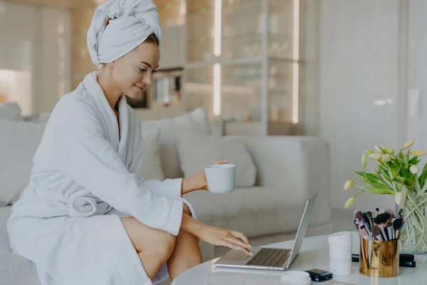 Indoor Shot Female Freelancer Workds Distantly Rom Home Types Laptop — Stock Photo, Image