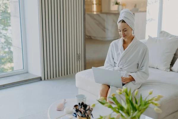 Photo Attractive Female Model Wears Bathrobe Towel Types Laptop Computer — Stock Photo, Image