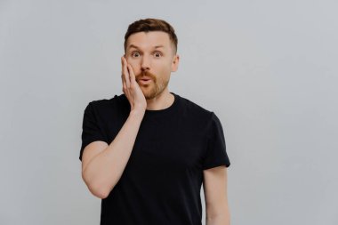 Şaşırmış kızıl yüzlü adam.