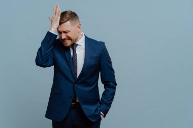 Stresli iş adamı iş yerinde bir arıza olduğunu hissediyor