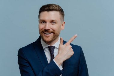 Neşeli iş adamı parmağını fotokopi alanını işaret ediyor.