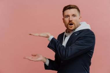 Etkilenmiş bir adam bir şey sunuyor ve şokta.