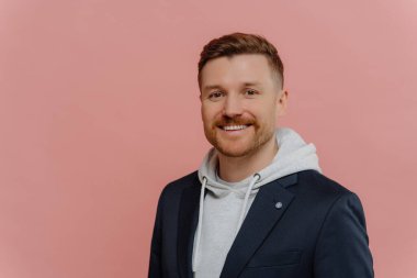 Pembe arka planda mutlu beyaz adam