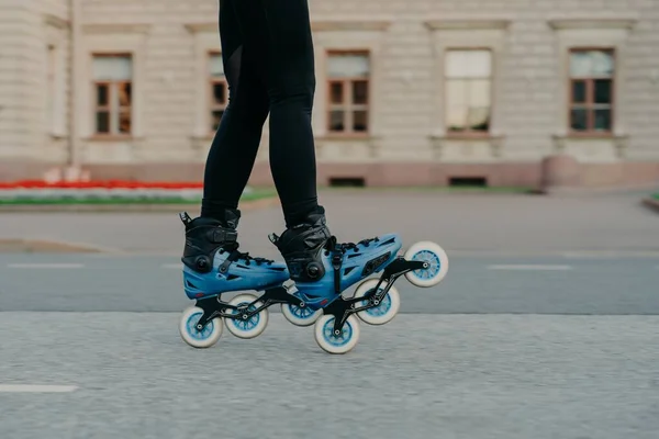 Recortado tiro de mujer sin rostro lleva patines para montar en la carretera disfruta de hobby en el aire libre tiene estilo de vida activo intenta nuevos rodillos después de la compra. Gente hobby y actividades de tiempo libre al aire libre — Foto de Stock