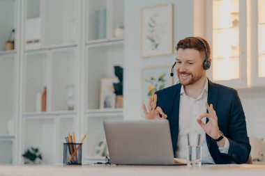 Mutlu yönetici çevrimiçi konuşurken ok işareti gösteriyor