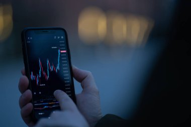 Akıllı telefondan borsa verilerini kontrol eden tüccar