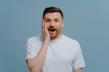 Heyecanlı genç adam olumlu haberler alıyor ve şokta.