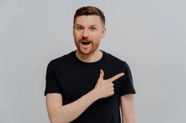 Sağ üst köşeyi işaret eden hayret verici adam, özel bir teklif buldu.