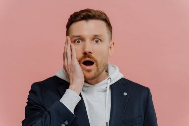 Etkileyici bir adam müthiş haberler alıyor ve şoka giriyor.