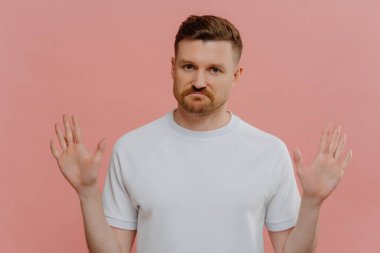 Genç mutsuz adam teklifi reddediyor ve inkar işareti gösteriyor.