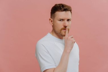 Beyaz gömlekli, traşsız, gizemli bir adam. Bilgiyi gizli tutmak istiyor.