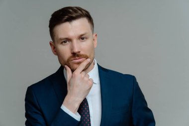 Yakışıklı erkek girişimci iş hakkında düşünüyor.