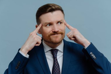 Kızgın işadamı iş problemlerini düşünüyor, çözüm bulmaya çalışıyor.