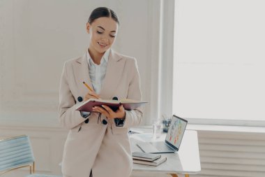 Genç iş kadını kalemle iyi sonuçlar alıyor.