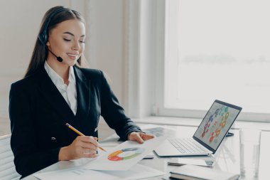 Kulaklık analizi projesinde tatmin olmuş kadın girişimci web konferansı sırasında sonuçları