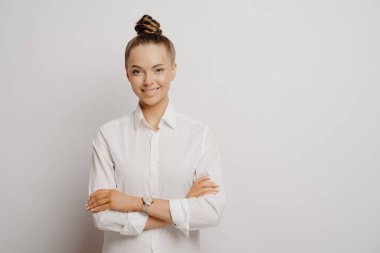 Güzel bayan şirket çalışanı keyfi yerinde.