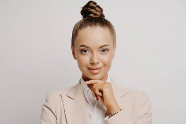 Kendine güvenen, kendine güvenen bir yönetici kadın.