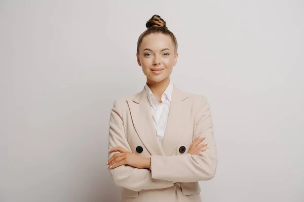 Mujer manager de éxito en traje beige con brazos cruzados — Foto de Stock