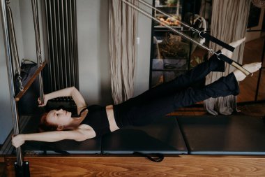 Genç kadın pilates reformu için çok çalışıyor.