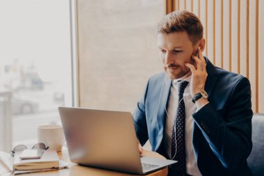 Bilgisayarla çalışan erkek finans muhasebecisi