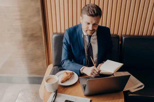 Uomo business executive guardando webinar sul computer portatile nel ristorante — Foto Stock