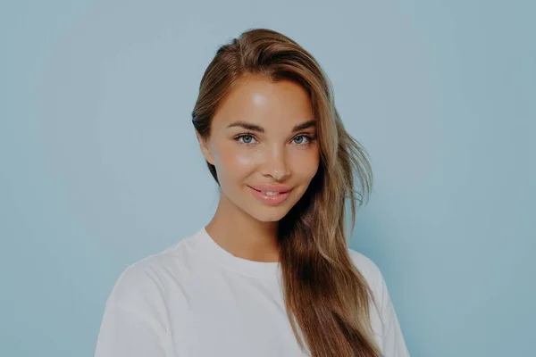 Close up retrato de sorrindo elegante jovem bela mulher — Fotografia de Stock