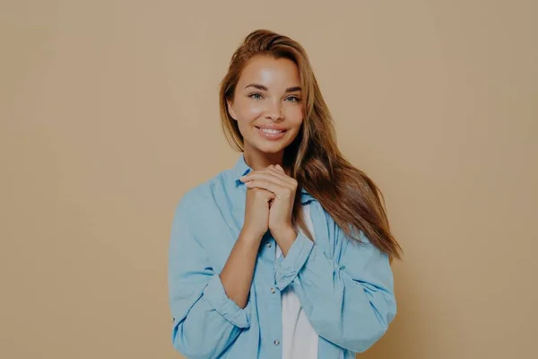 Encantadora jovem sorridente mulher europeia posando na câmera em estúdio — Fotografia de Stock