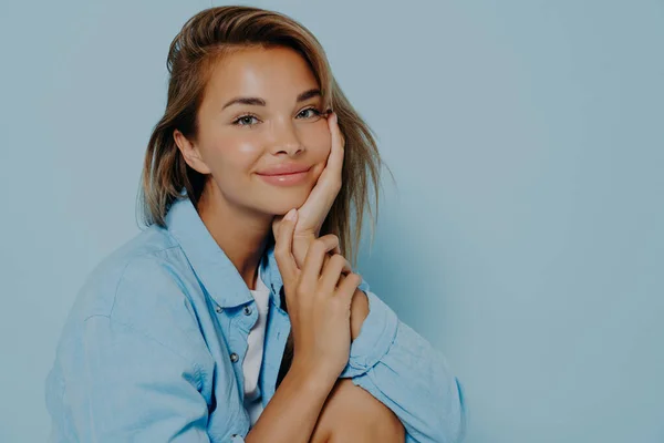 밝은 푸른 등에 행복을 표현하는 긍정적 인 여자 — 스톡 사진