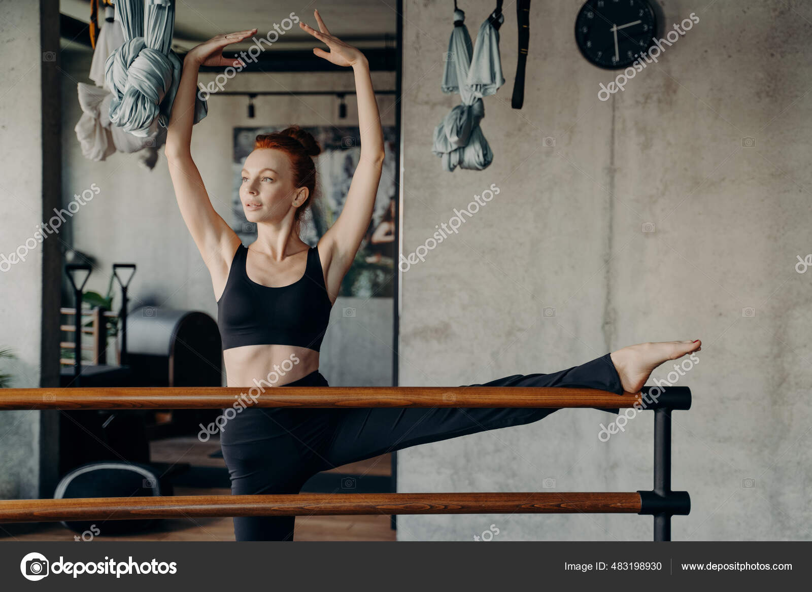 Mulher jovem fitness branca vestindo roupas esportivas em pé sobre o fundo  da parede branca conceito de fitness