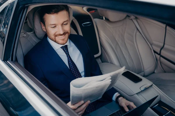 Entrepreneur détendu lisant un journal en limousine — Photo
