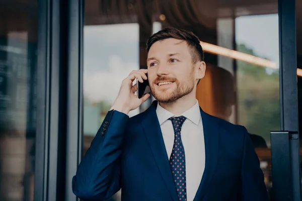 Homem empresário ouvindo boas notícias por telefone — Fotografia de Stock