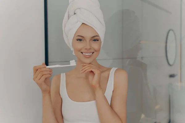 Sağlıklı gülümseyen, dişlerini fırçalayan güzel bir kadının resmi. — Stok fotoğraf