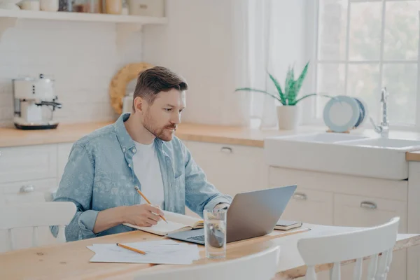 Portrait d'un bel homme d'affaires concentré travaillant sur le projet à distance de la maison — Photo